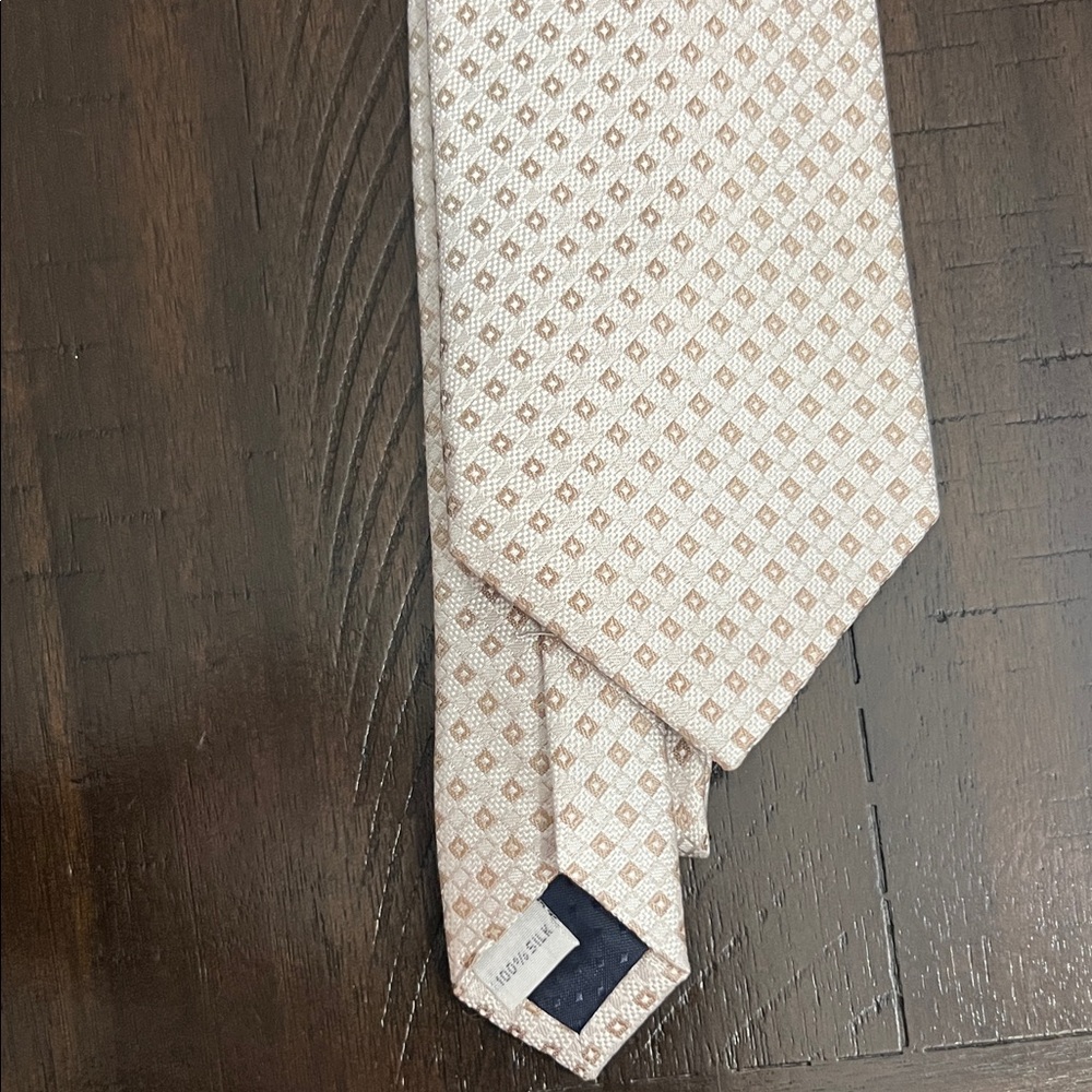 Bloomingdale’s Elegant Beige Geometric Pattern Tie